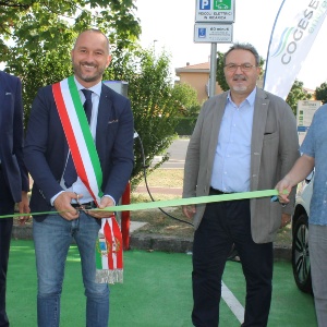 Inaugurazione della colonnina per auto elettriche